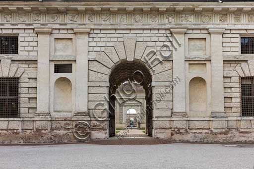 Veduta del portale d'accesso principale sulla facciata orientale di Palazzo Te a Mantova, architettura di Giulio Romano