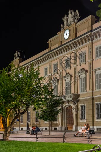 Veduta notturna della facciata monumentale del Palazzo Vescovile a Piacenza, illuminata contro il cielo scuro