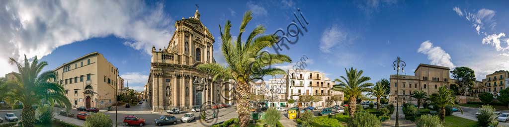 Veduta orbicolare panoramica di Piazza della Kalsa a Palermo, con la facciata della Chiesa di Santa Teresa in primo piano