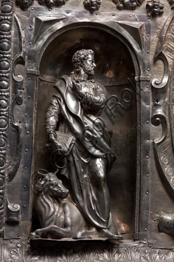 Detail of the niche with St. Luke, Silver Antependium Altar Frontal, Melchior Suez, Treasury Museum of St. Lawrence Cathedral, Genoa