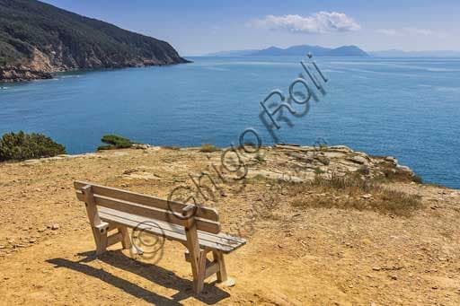 Panchina panoramica sulla scogliera della Buca delle Fate, Promontorio di Piombino, con vista sull'Isola d'Elba in lontananza, costa toscana