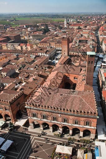 Veduta aerea e panorama di Cremona dalla cima del Torrazzo con il Palazzo del Comune in basso