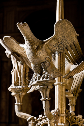 Particolare del candeliere con il simbolo dell'evangelista San Giovanni, Duomo di Genova, opera Dinant del XV secolo