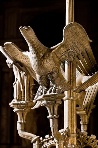 Particolare del candeliere con il simbolo dell'evangelista San Giovanni, Duomo di Genova, opera Dinant del XV secolo