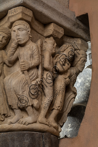 Particolare scultura Capitello dei Giudici Torre Ghirlandina Modena: giudice corrotto con catena e Lucifero, arte romanica campionese