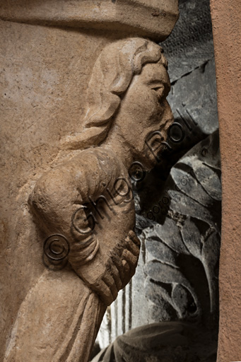 Particolare del capitello di Re David nella Torre Ghirlandina di Modena, scultura romanica dei Maestri campionesi XII-XIII secolo
