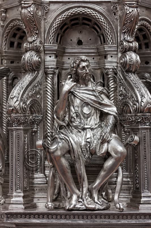 Particolare del verso della Croce del Tesoro di San Giovanni con statua di San Giovanni Battista, Museo Opera del Duomo Firenze