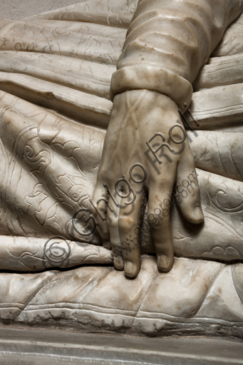 Particolare della mano sinistra della scultura del Monumento Funebre di Matteo Fieschi, Duomo di Genova (Cattedrale di San Lorenzo), Cappella De Marini.