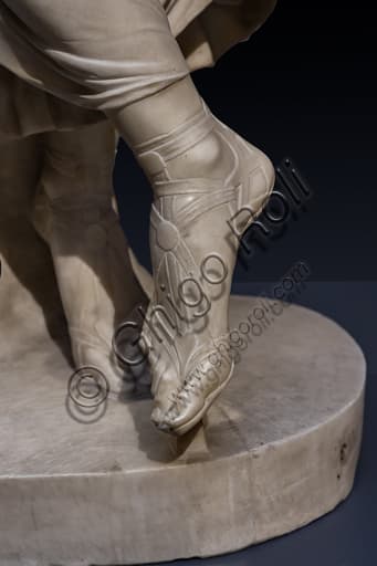Dettaglio dei piedi della scultura in marmo Tersicore Danzante di Gaetano Matteo Monti