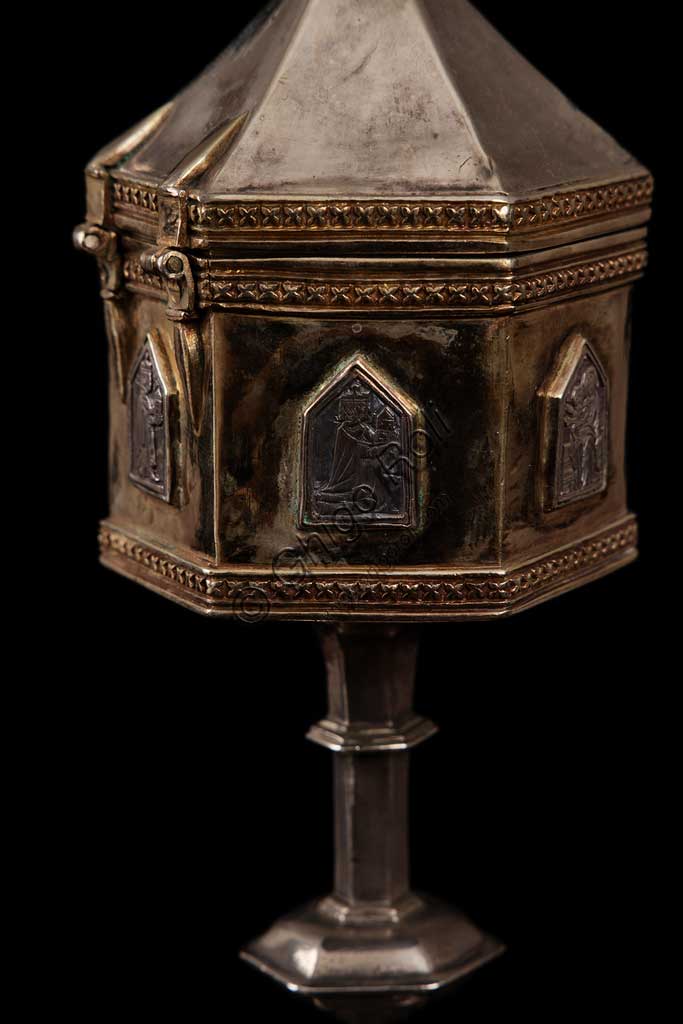 Particolare di pisside poligonale in argento dorato e sbalzato, Duomo di Monreale, XVI secolo