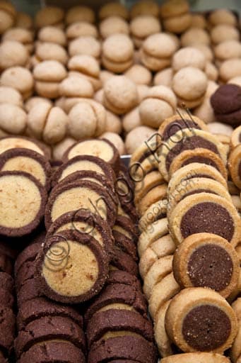 Interno storico della Pasticceria Lanfranchi a Cremona con vetrina di pasticcini artigianali