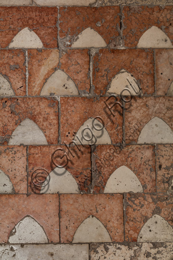 Particolare del pavimento a motivo ad archetti (vaio), Sala dei Torresani, Torre Ghirlandina, Modena, XII-XIII secolo