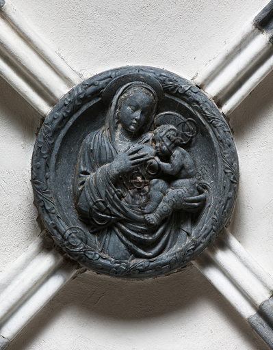 Peduccio scultoreo con Madonna e Bambino di Giovanni Gagini, 1452, volta Cappella De Marini, Duomo di Genova