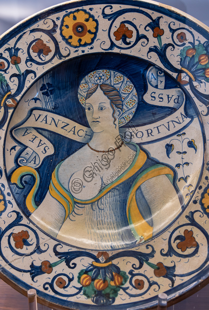 Piatto maiolica Deruta XVI secolo, busto bella donna con motivo girali, Museo Ceramica