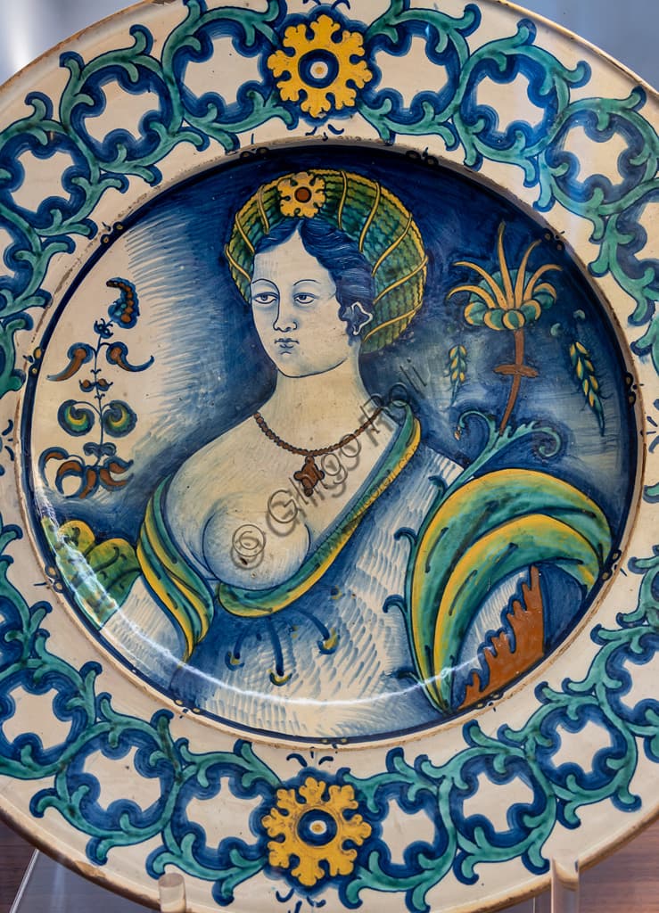 Piatto a pompa in maiolica di Deruta del XVI secolo decorato con busto femminile e motivo a corona di spine