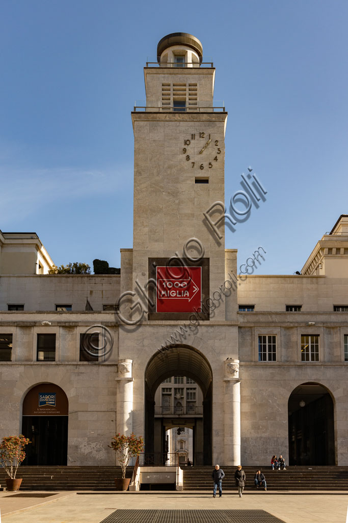 Dettaglio architettonico del quadriportico e della Torre della Rivoluzione in Piazza della Vittoria a Brescia, progetto di Marcello Piacentini
