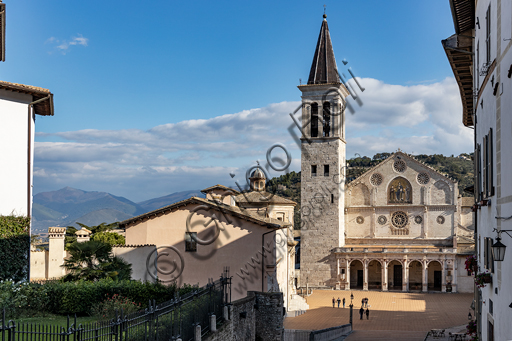 Veduta panoramica della Piazza del Duomo di Spoleto con la Cattedrale di Santa Maria Assunta