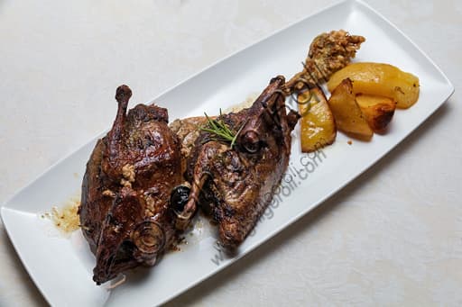Piatto di piccione arrosto in crosta con patate all'Antica Trattoria Pallotta, Assisi