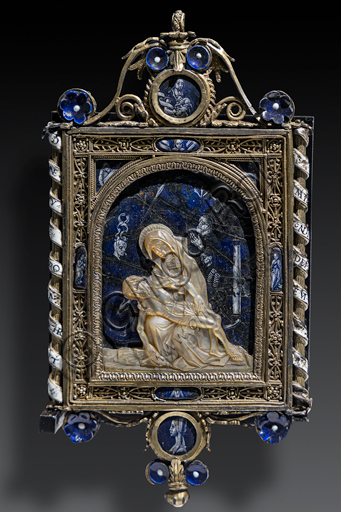 Pendant con Pietà e Resurrezione in argento dorato, smalti e lapislazzuli, dettagli della Deposizione e simboli della Passione
