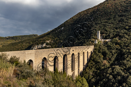 Veduta panoramica del Ponte delle Torri a Spoleto, monumento medievale sull'acquedotto romano in Umbria