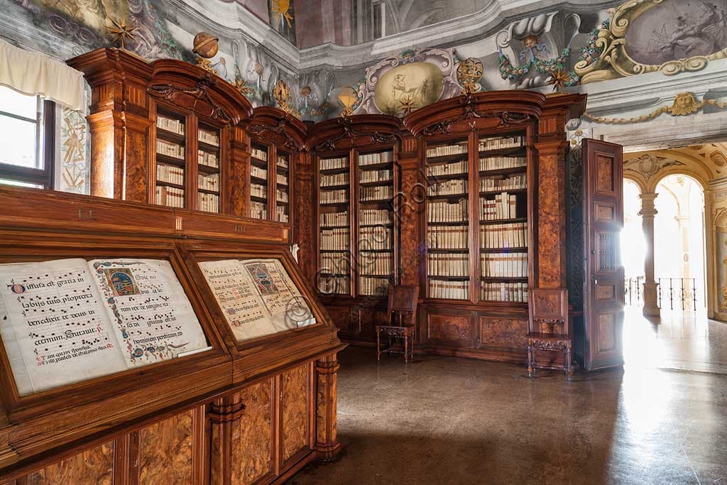 Interno del Salone della Pontificia Biblioteca Antoniana con antiche librerie in legno contenenti corali miniati medievali