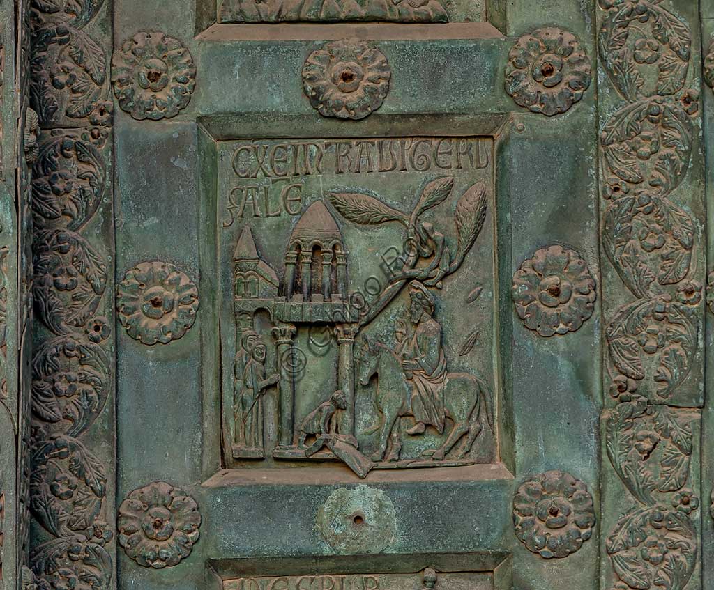 Dettaglio formella bronzo Entrata a Gerusalemme, Porta Bonanno Pisano, Duomo di Monreale, Sicilia