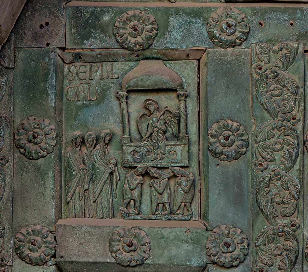 Dettaglio formella bronzea della Resurrezione, Porta Bonanno Pisano, Duomo di Monreale