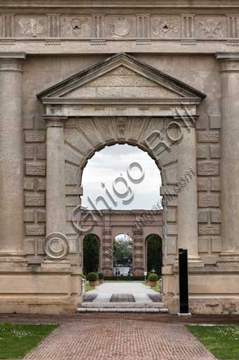 Portale architettonico manierista nel Cortile d'Onore di Palazzo Te a Mantova che immette nel giardino storico