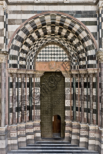Dettaglio architettonico del portale sinistro della facciata del Duomo di Genova, Cattedrale di San Lorenzo
