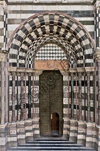 Dettaglio architettonico del portale sinistro della facciata del Duomo di Genova, Cattedrale di San Lorenzo