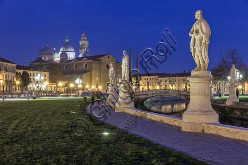 Veduta notturna di Prato della Valle a Padova con la Basilica di Santa Giustina illuminata sullo sfondo