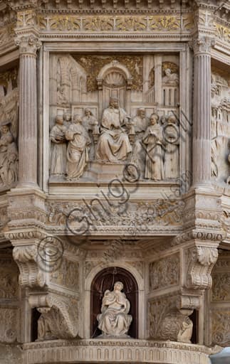 Formella in bassorilievo del pulpito di Benedetto da Maiano, Basilica di Santa Croce Firenze, scena San Francesco davanti al Sultano