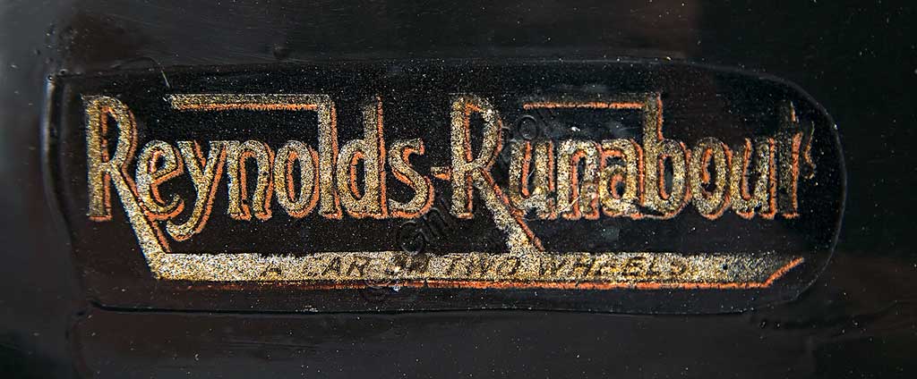 Scooter d'epoca Reynolds Runabout del 1921 restaurato, motore Wall-Liberty a due tempi visibile, in posizione laterale