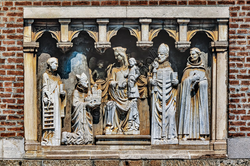 Rilievo scultoreo trecentesco Madonna in trono con Bambino, Sant'Ambrogio e Santi, Porta Ticinese Milano