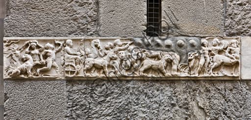 Frammento del rilievo romano Trionfo indiano di Dioniso, torre nord del Duomo di Genova