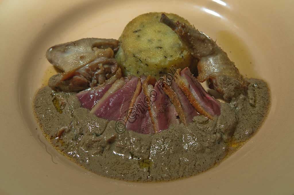Piatto di anatra con salsa al tartufo servito al ristorante enoteca Bottega di Piazza Onofri a Bevagna, Perugia