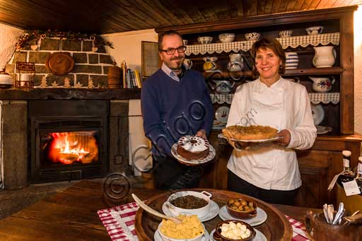 Tavola imbandita con piatti tipici valdostani: polenta, spezzatino di cervo, castagne e torte al Ristorante La Capanna di Carla a Gressoney.