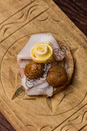 Tagliere con tartina di pane integrale, lardo di Arnad, burro e castagne servito al ristorante La Capanna di Carla a Gressoney La Trinité, Valle d'Aosta.