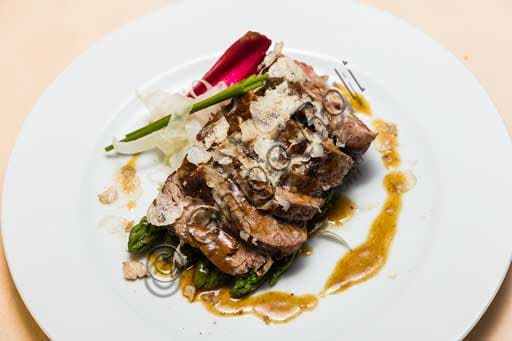 Filetto al tartufo nero con asparagi verdi, servito al ristorante Olio & Convivium a Firenze.