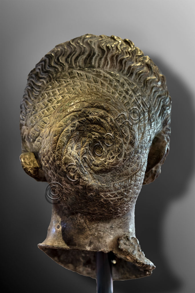Ritratto femminile romano in bronzo, particolare posteriore della capigliatura a riccioli, Museo di Santa Giulia Brescia