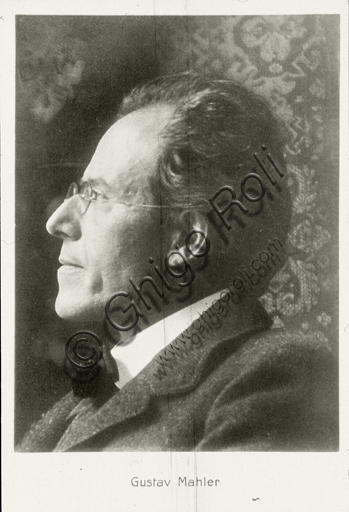 Ritratto fotografico in bianco e nero di Gustav Mahler, compositore e direttore d'orchestra austriaco, con espressione intensa e concentrata.