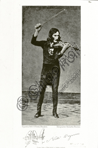 Ritratto storico di Niccolò Paganini che suona il violino in una stampa artistica a fotoacquatinta