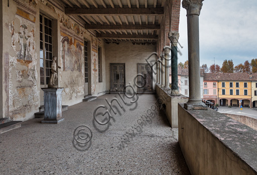 Loggia rinascimentale della Rocca Sanvitale a Fontanellato, vista dall'esterno del castello circondato dal fossato