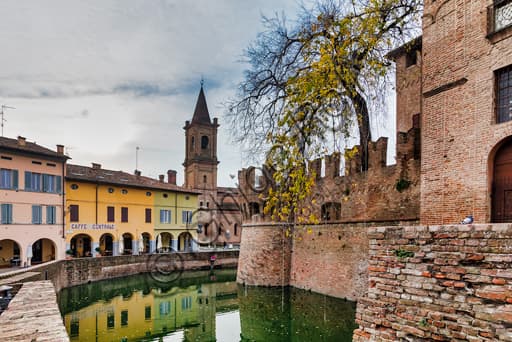 Veduta della Rocca Sanvitale di Fontanellato con il fossato e case del borgo storico