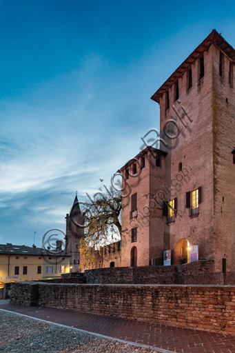 Veduta notturna illuminata della Rocca Sanvitale, castello di Fontanellato, con riflesso nel fossato