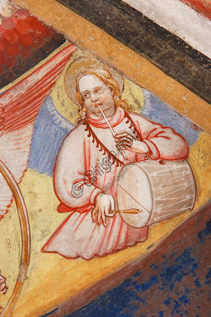 Dettaglio affresco Ascensione di Cristo: angelo che suona un tamburo. Cappella Contrari, Rocca di Vignola. Maestro di Vignola, 1420.