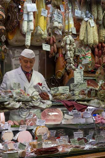 Banchetti e prodotti della Salumeria Borsetto nel mercato di Piazza delle Frutta a Padova