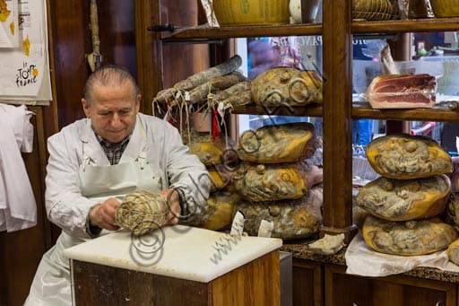 Selezione di Parmigiano Reggiano DOP e Prosciutto di Parma nella Salumeria Pancaldi a Reggio Emilia