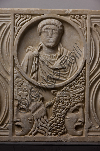 Sarcofago romano Genova - dettaglio figura maschile e maschere teatrali Museo Archeologia Ligure