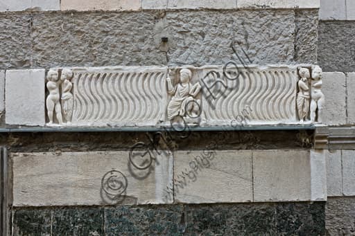 Fronte di sarcofago romano strigilato con scene di Amore e Psiche, Duomo di Genova (S. Lorenzo)